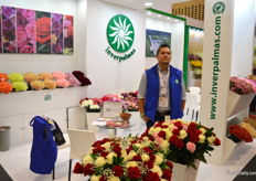 David Quesada at Inverpalmas, a farm growing lots of carnations (15 hectares), mini-carnations (10 ha), and roses (15 ha).